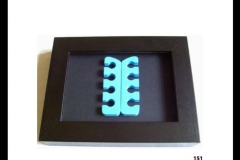 kunstgruppe GOTTLIEB mit Ausbruch - die Befreiung der Objekte im Forum unter den Linden, Auszug aus dem Auktionskatalog, Zehenspreizer blau, Kunststoff