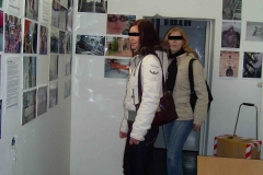 Gesamtrauminstallationen im Hafthaus Herne von kunstgruppe GOTTLIEB, Dokumentationsinstallation Find The Net, Foto: © KGGB