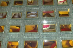 Gesamtrauminstallationen im Hafthaus Herne von kunstgruppe GOTTLIEB, Haftraum, Under glasses, Detail, Foto: © KGGB