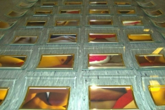 Gesamtrauminstallationen im Hafthaus Herne von kunstgruppe GOTTLIEB, Haftraum, Under glasses, Detail, Foto: © KGGB