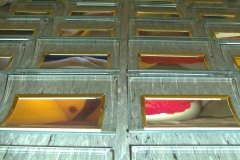 Gesamtrauminstallationen im Hafthaus Herne von kunstgruppe GOTTLIEB, Haftraum, Under glasses, Detail, Foto: © KGGB