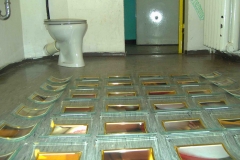 Gesamtrauminstallationen im Hafthaus Herne von kunstgruppe GOTTLIEB, Haftraum, Under glasses, Detail, Foto: © KGGB