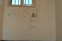 Gesamtrauminstallationen im Hafthaus Herne von kunstgruppe GOTTLIEB, Haftraum, Under glasses, Detail, Foto: © KGGB