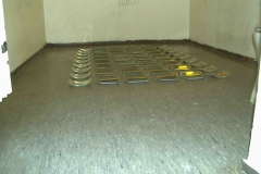 Gesamtrauminstallationen im Hafthaus Herne von kunstgruppe GOTTLIEB, Haftraum, Under glasses, Detail, Foto: © KGGB