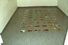 Gesamtrauminstallationen im Hafthaus Herne von kunstgruppe GOTTLIEB, Haftraum, Under glasses, Detail, Foto: © KGGB