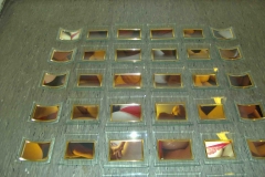 Gesamtrauminstallationen im Hafthaus Herne von kunstgruppe GOTTLIEB, Haftraum, Under glasses, Detail, Foto: © KGGB