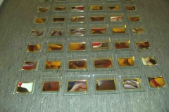 Gesamtrauminstallationen im Hafthaus Herne von kunstgruppe GOTTLIEB, Haftraum, Under glasses, Detail, Foto: © KGGB